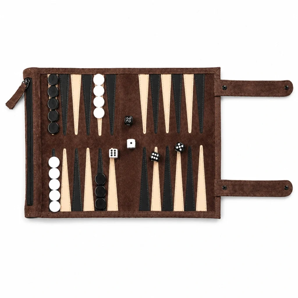 Le Marlow, backgammon de voyage à rouler en cuir suédé, vue sur fond blanc