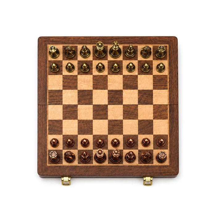 Le Pemberton, échiquier 39 cm en bois avec pièces bronze, vue sur fond blanc